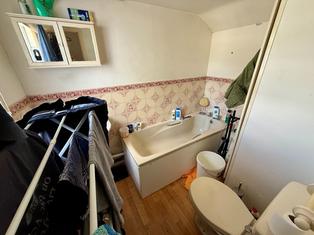Lot: 80 - EQUESTRIAN FACILITY - INDOOR MANÈGE, STABLES, PADDOCKS AND ACCOMMODATION - Flat four - En-suite bathroom with W.C.